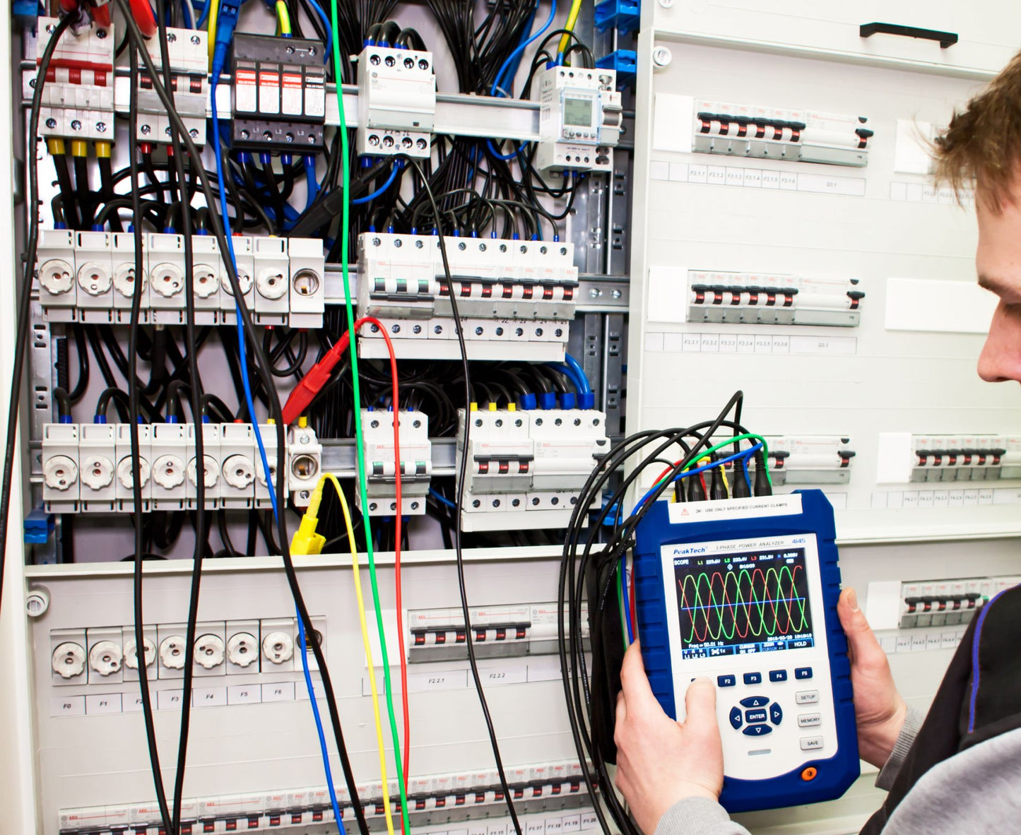 Analizador de Potencia Trifásico TFT/Datalogger Peaktech P4145